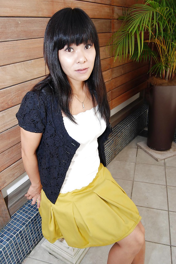 Yumiko takase, une jeune femme asiatique en jupe, a envie de se mettre à poil.
 #55665050