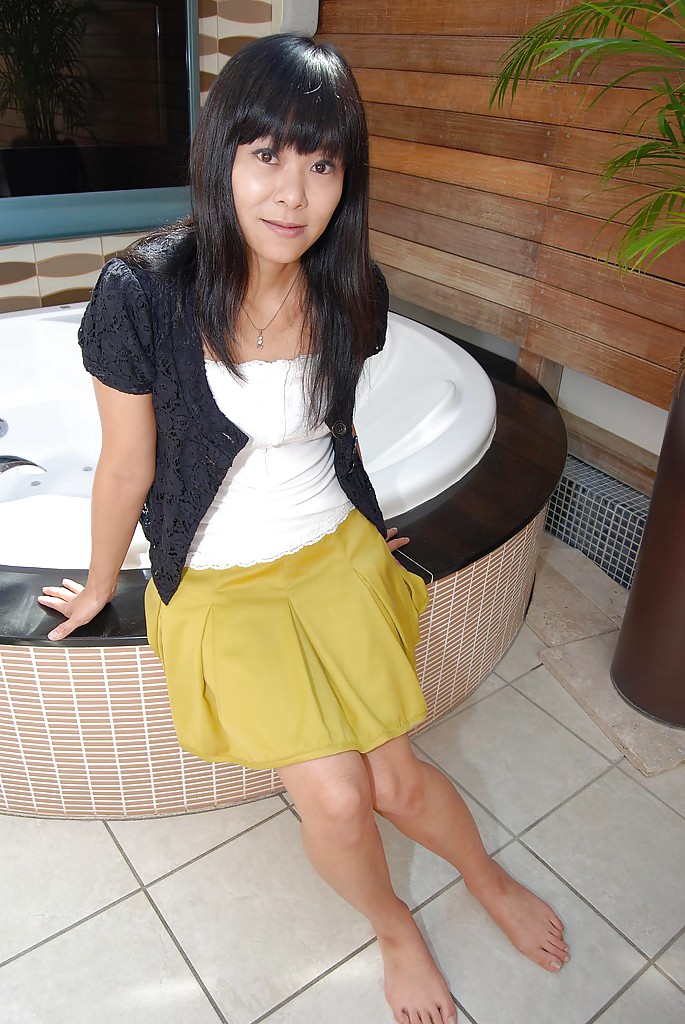 Yumiko takase, une jeune femme asiatique en jupe, a envie de se mettre à poil.
 #55665131
