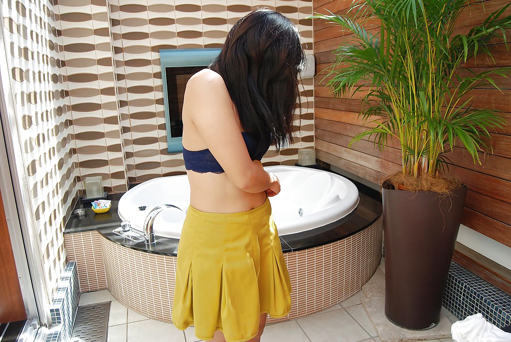 Yumiko takase, une jeune femme asiatique en jupe, a envie de se mettre à poil.
 #55665257