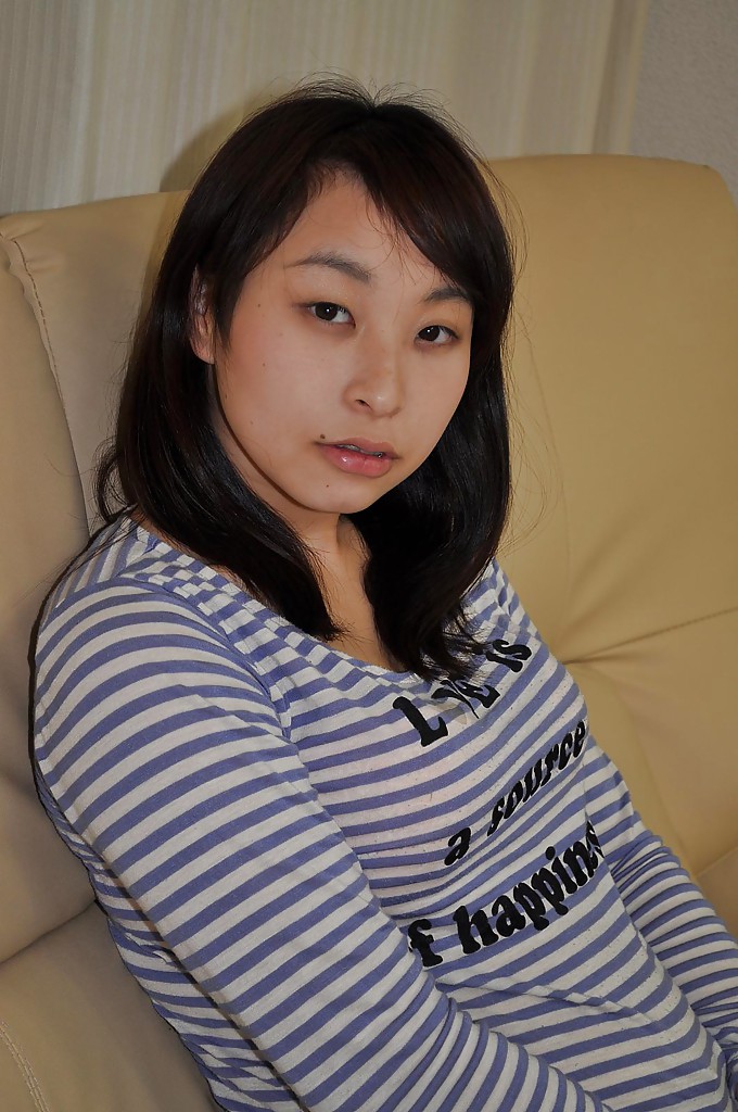 Verspielte asiatische Teenagerin Kasumi Ayano zieht sich aus und vibrierende ihre Klitoris
 #50046423