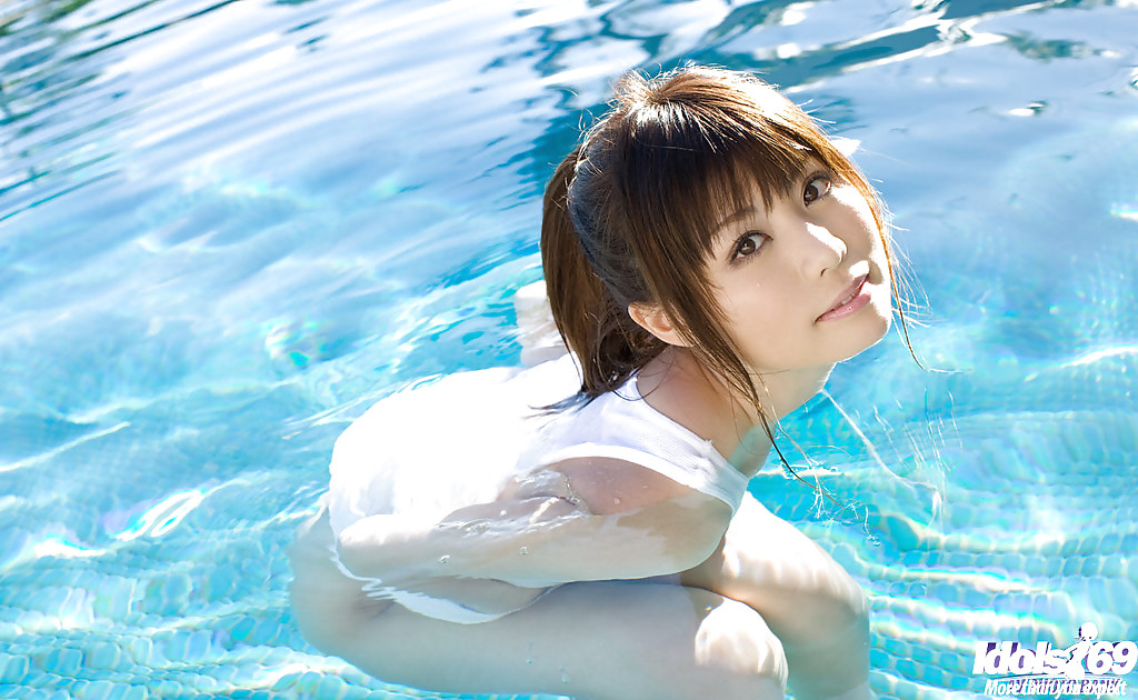 Pequeña asiática con buenas tetas aya hirai desnudándose en la piscina
 #51612033