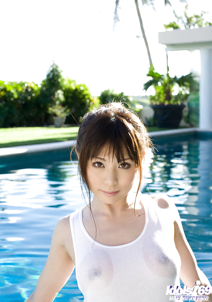 Aya Hirai, petite asiatique aux beaux seins, se déshabille au bord de la piscine.
 #51612132