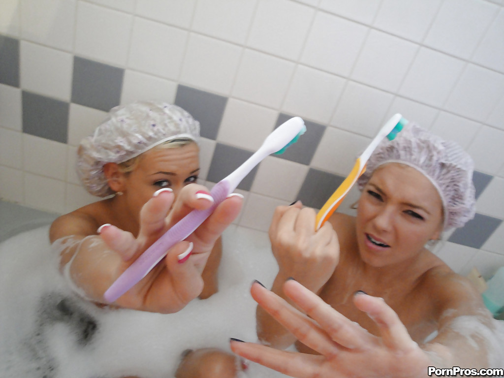 Giovani lesbiche kasey jordan e ally kay in vasca da bagno con dildo di aspirazione
 #50138215