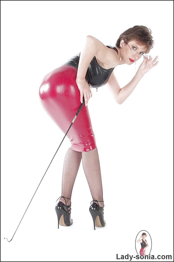 Lusty reifen Fetisch Dame posiert in provokativen Latex-Outfit
 #51249296