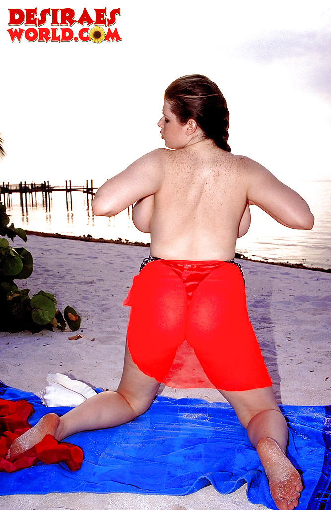 Desirae, une star du porno rondelette, montre ses énormes seins tombants en plein air sur la plage.
 #50167728