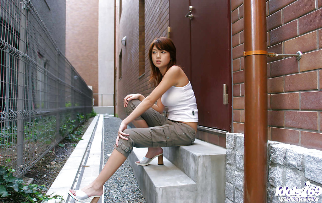 Verführerisches asiatisches Babe Erika Satoh zieht sich aus und nimmt die Dusche
 #51215249