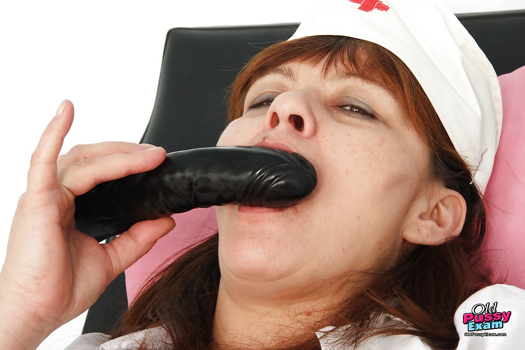 Madura sucia con uniforme de enfermera jugueteando con su agujero afeitado
 #51034495