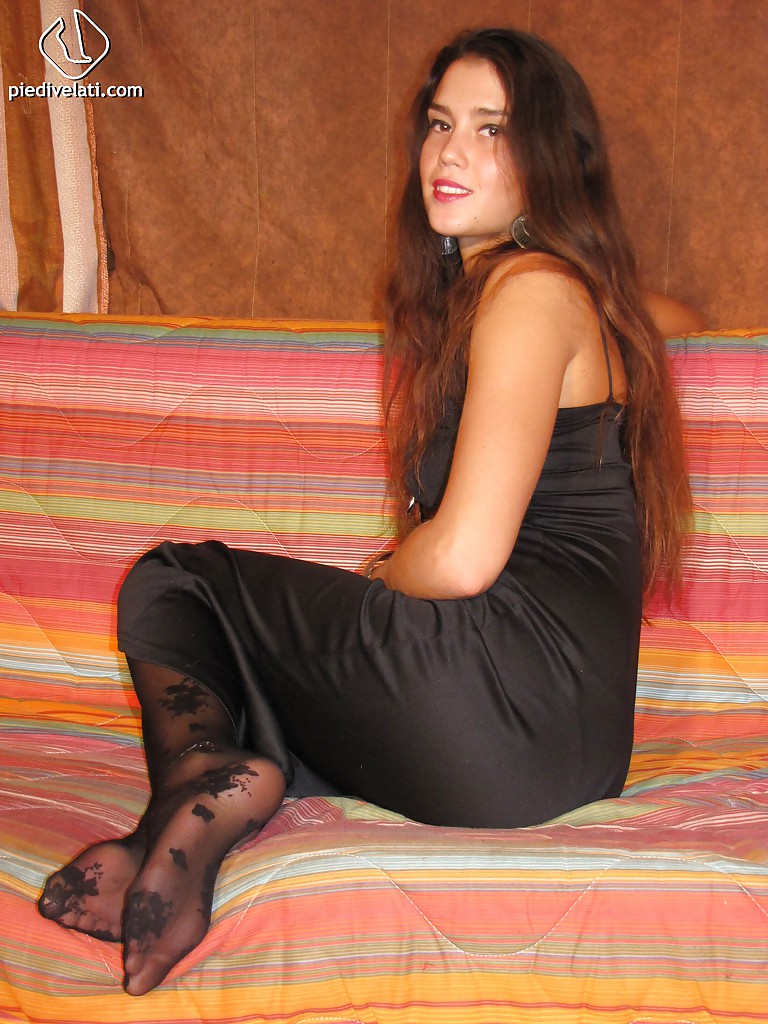 Carla, une jolie brune fétichiste des pieds, montre ses bas noirs.
 #51370251