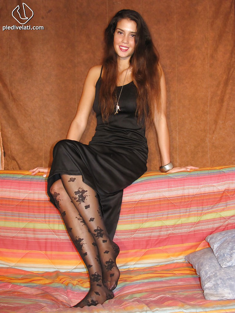 Carla, une jolie brune fétichiste des pieds, montre ses bas noirs.
 #51370266