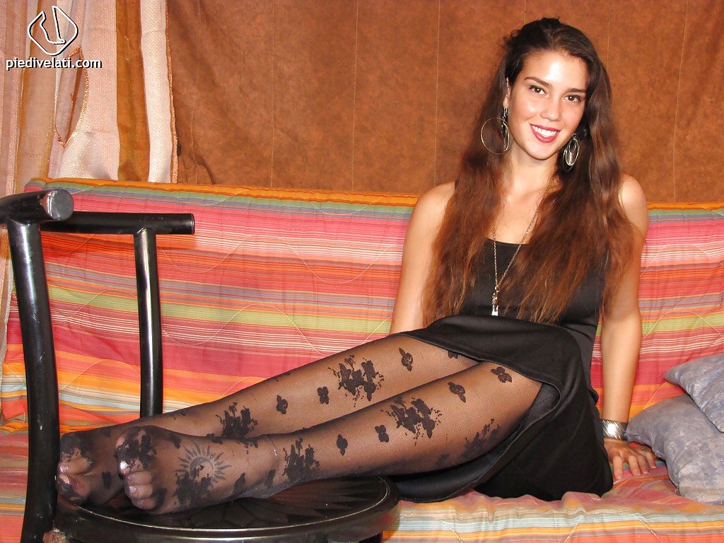 Carla, une jolie brune fétichiste des pieds, montre ses bas noirs.
 #51370269