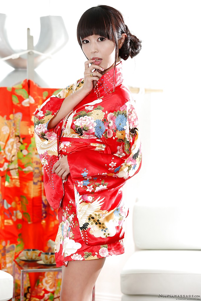 日本のベイビーMarica Haseが芸者の制服を着てゆっくりとストリップテースをする
 #50045691