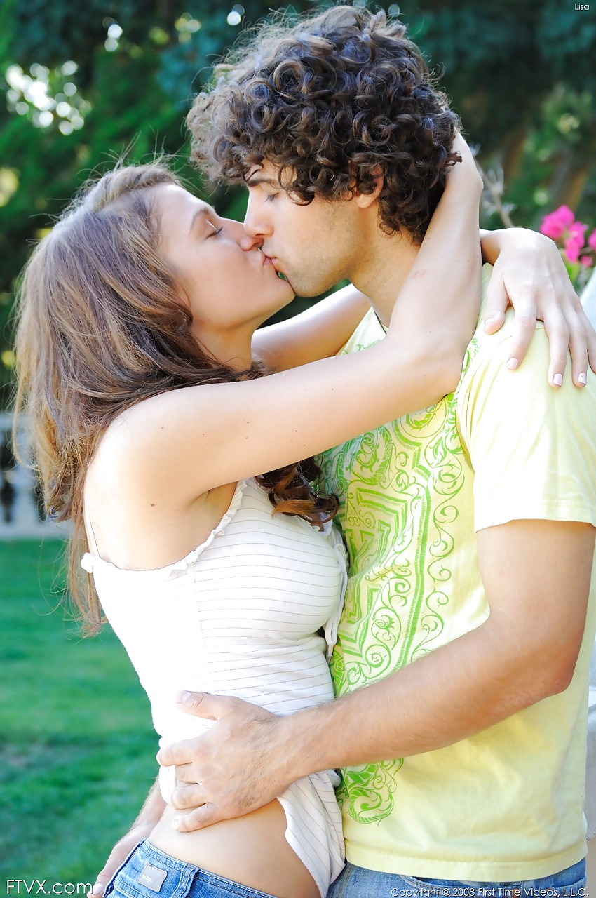 Couple d'amateurs s'embrassant en plein air avant qu'elle ne montre sa culotte.
 #51412958