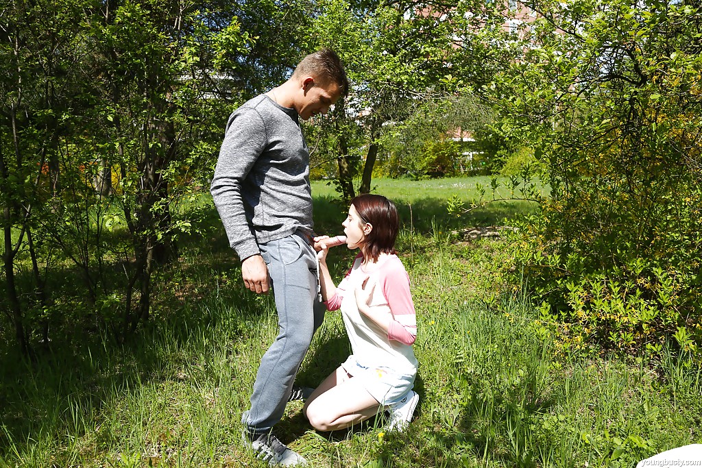 Giovane e tettona teenager Anabelle che fa una sega e un pompino all'aperto
 #51419381