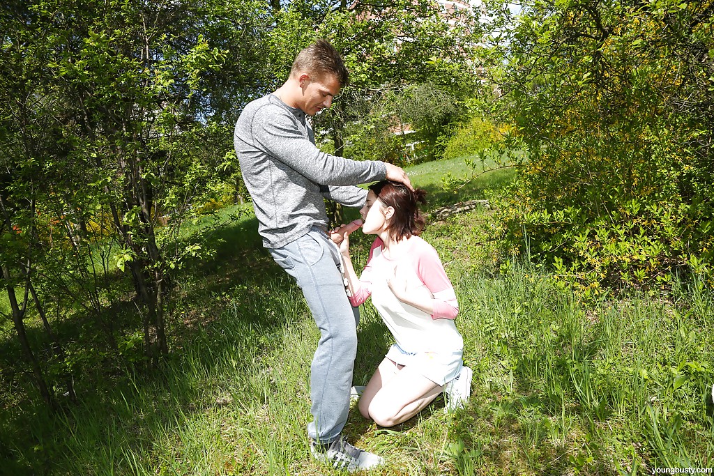 Giovane e tettona teenager Anabelle che fa una sega e un pompino all'aperto
 #51419396