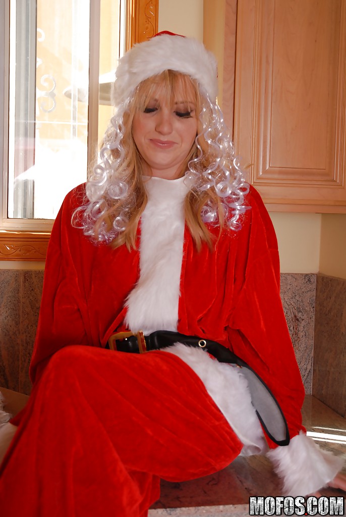 Dreckige Amateurin zieht ihr Weihnachtsoutfit aus und spielt mit ihrer Fotze
 #50317656