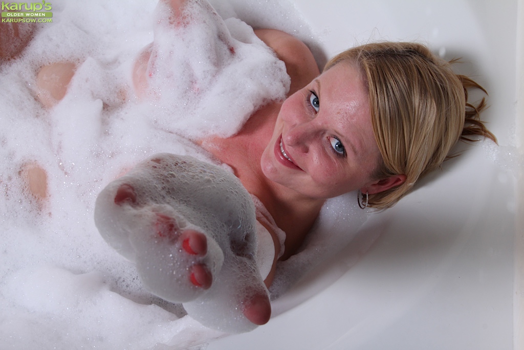 La madura regordeta Lynn Miller mostrando sus grandes tetas mojadas en la bañera
 #50125835