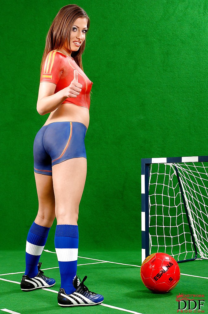 Sportliches europäisches Babe eve mendes posiert in bemalter Fußball-Uniform
 #50655323