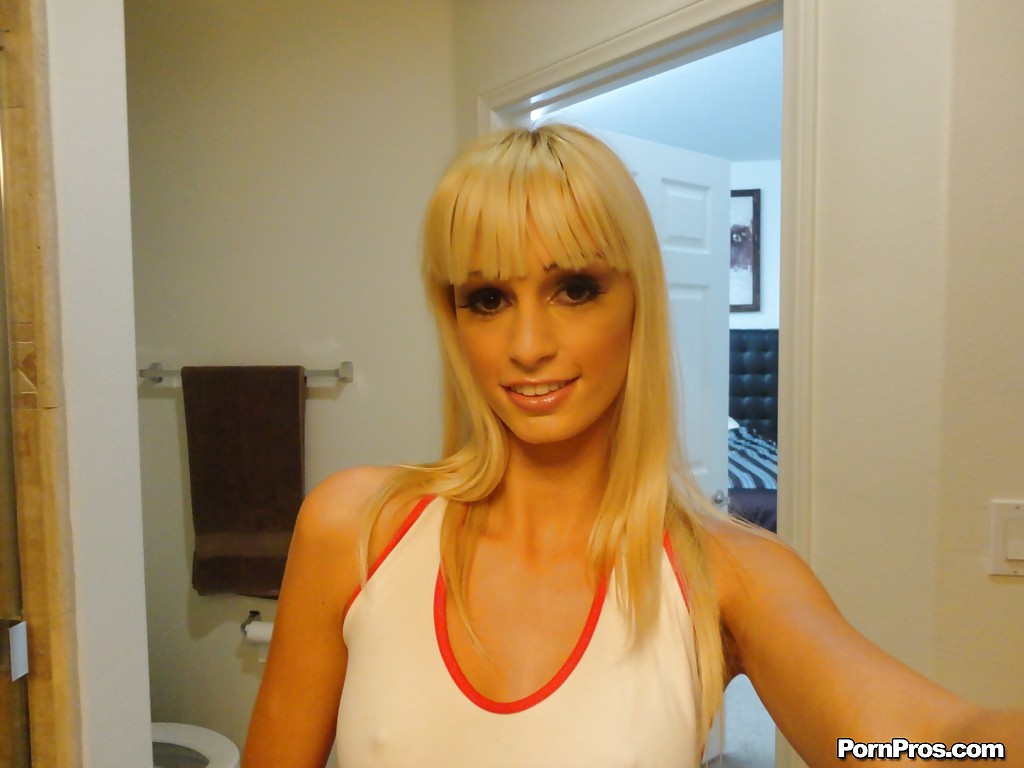 Blond mieze erica fontes taking selfies im spiegel während taking ab sie clothes
 #50971659
