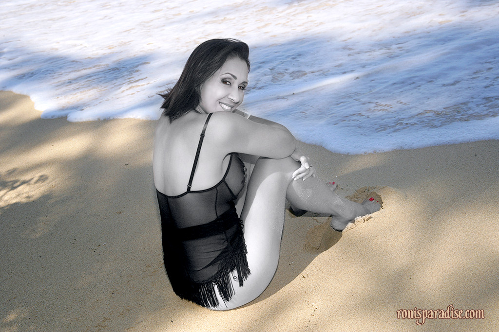 Langbeinige reife Roni posiert am Strand in schwarzen Spitzenstrumpfhosen
 #50170495