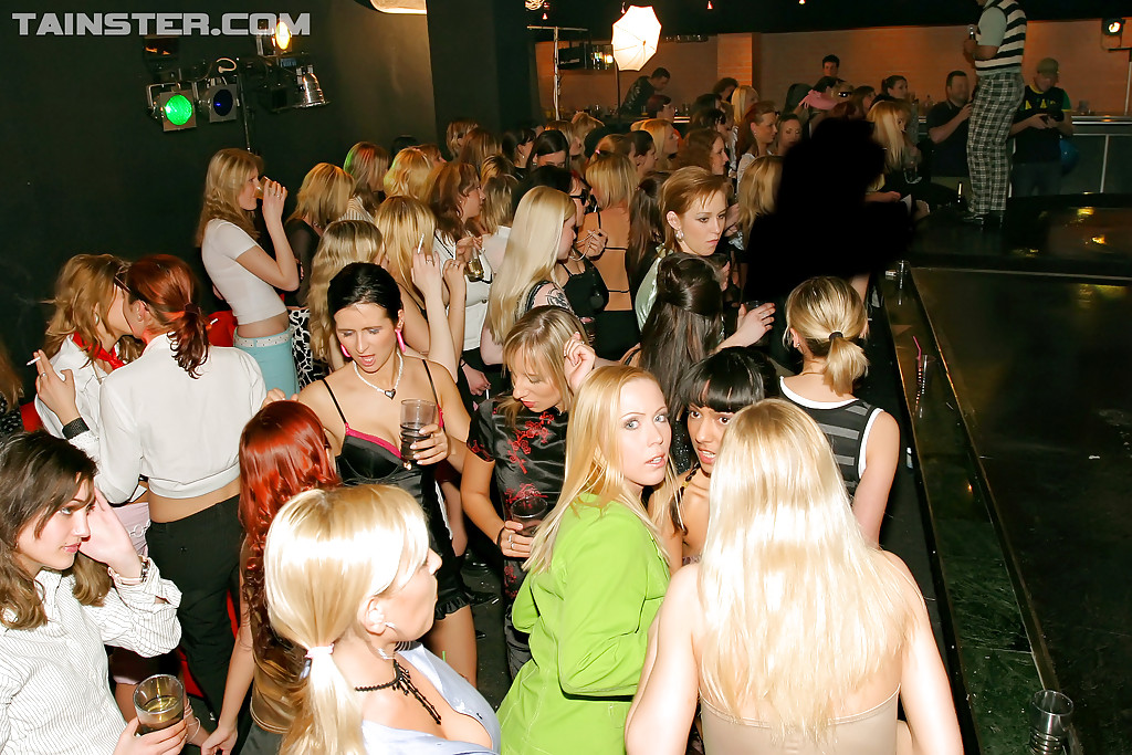 Schwanzhungrige europäische Mädels zeigen ihre Blowjob-Fähigkeiten auf einer betrunkenen Party
 #51408725