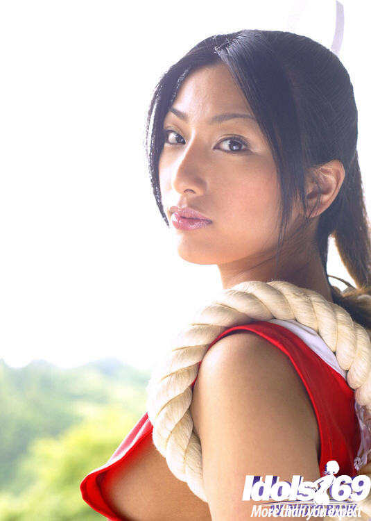 Belleza asiática asakawa corrió revelando sus pequeñas tetas y burlándose de su tupida raja
 #50044356