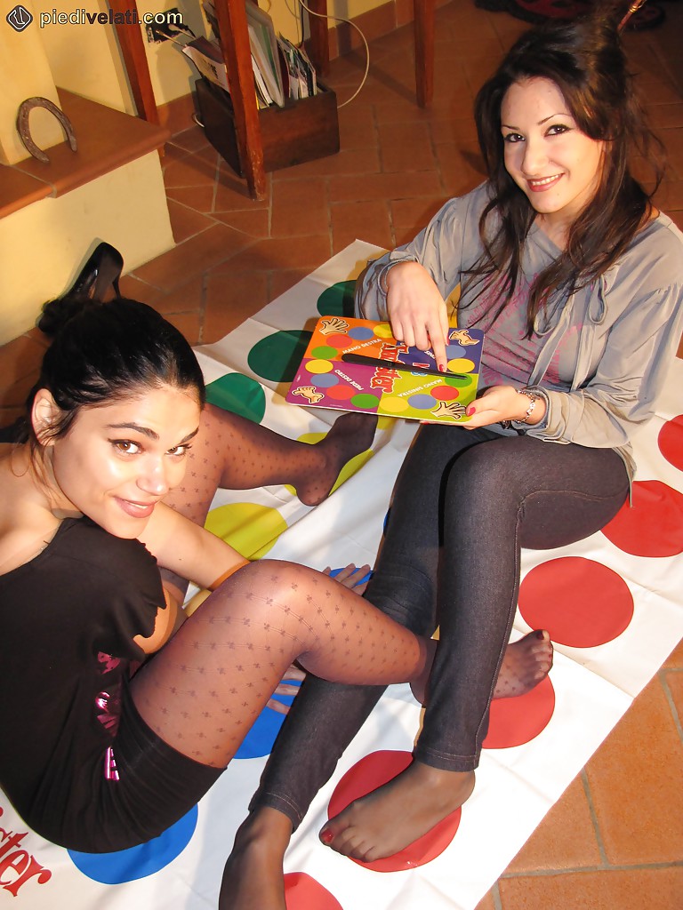 Les belles jeunes Chiara et Imma aiment jouer avec leurs pieds.
 #51363591