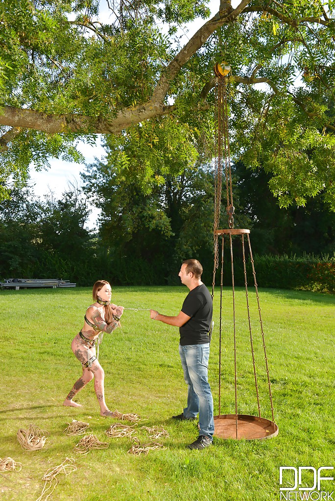Modelo fetichista entintada sometiéndose a un entrenamiento de esclavitud al aire libre con collar
 #50788300