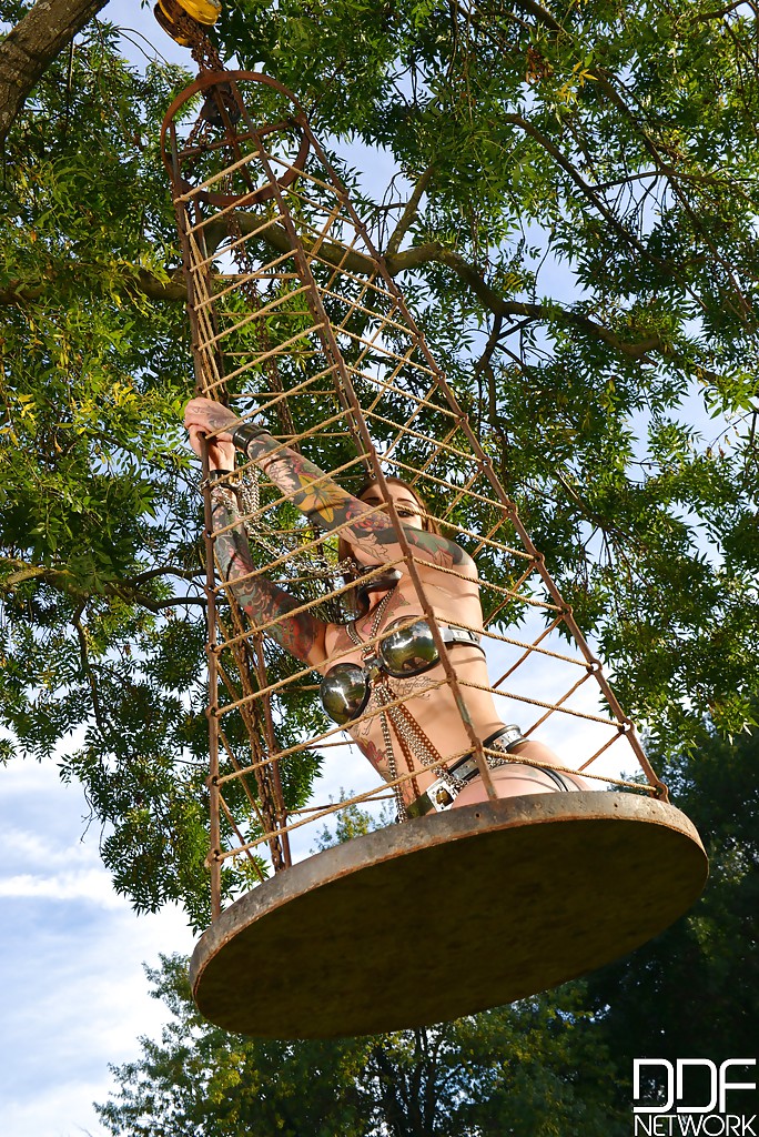 Modelo fetichista entintada sometiéndose a un entrenamiento de esclavitud al aire libre con collar
 #50788355