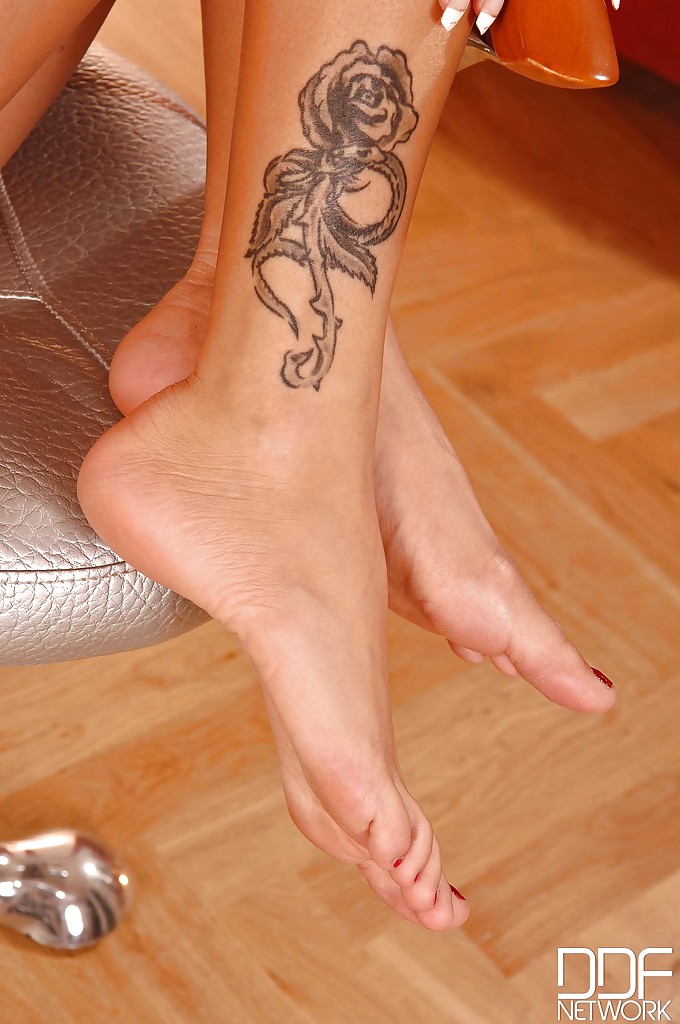 La superbe blonde tatouée Vérona présente ses jambes et son cul sexy.
 #51429715