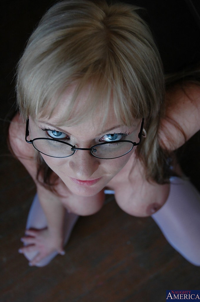 Una milf tetona con gafas sexy se folla a Allison Kilgore
 #55081846