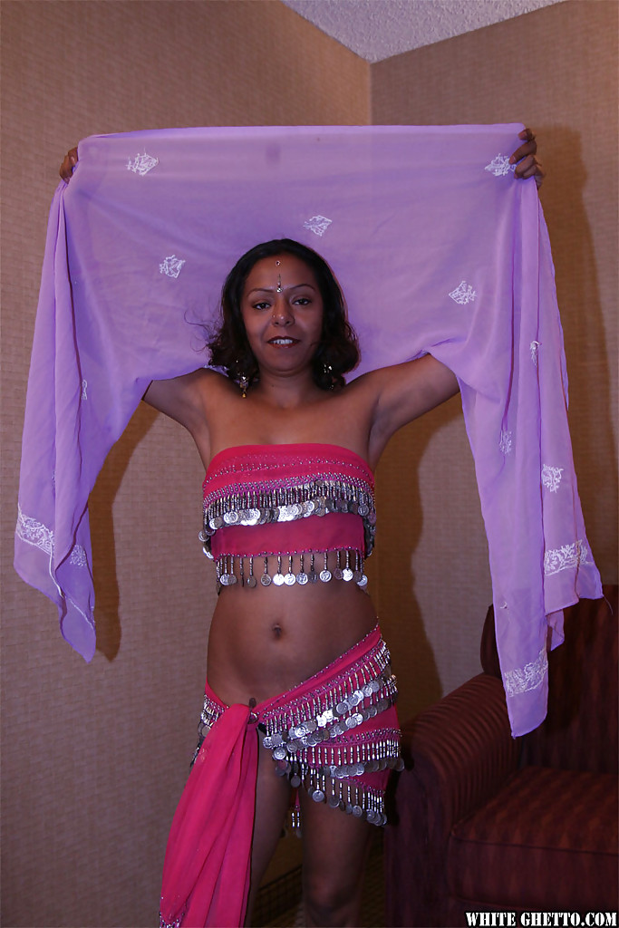 Lecherous indische Dame enthüllt ihre kleinen Titten und Muschi
 #51180025