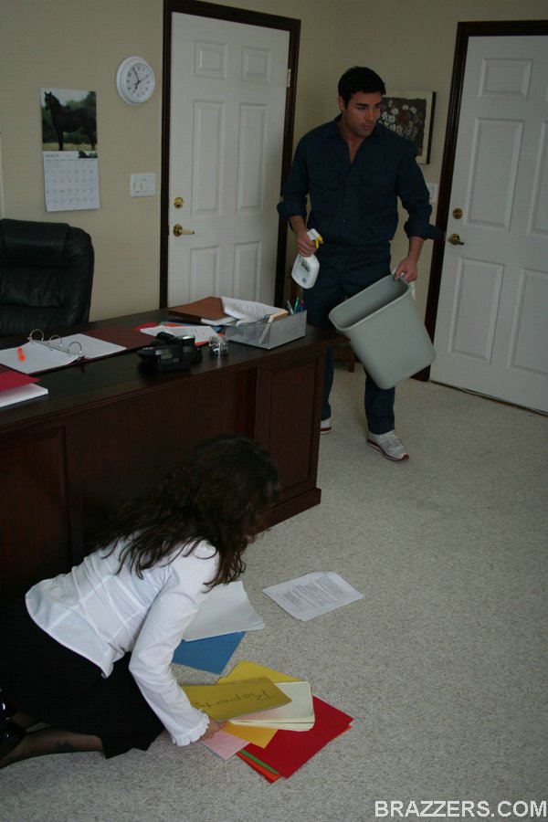 ストッキングを履いた白人女性、イザベラ・マネリがオフィスでファック
 #52306544