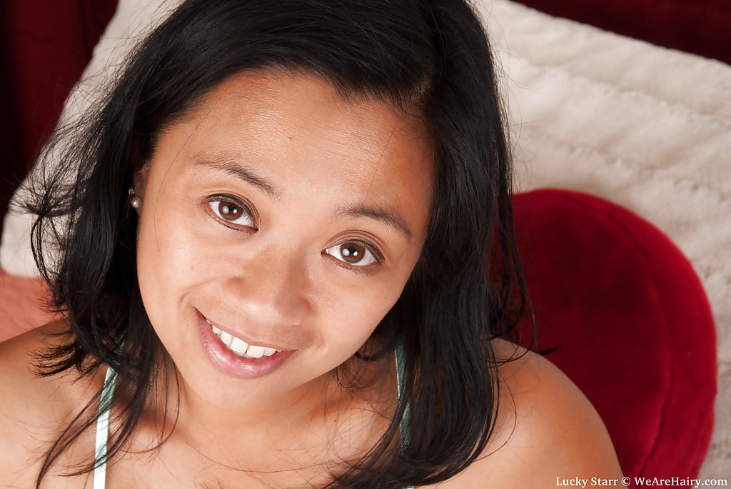 裸になってベッドの上でポーズをとるアジア系女優のラッキー・スター
 #51326712