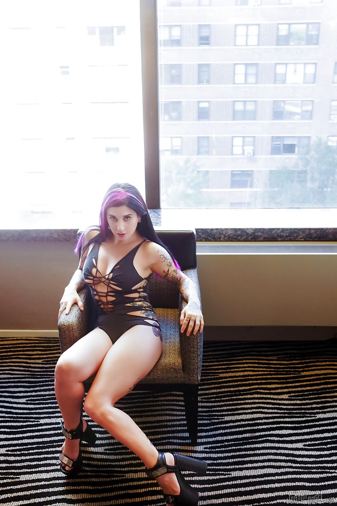 Tattoo-Model Joanna Angel posiert in High Heels und entblößt geschwollene Muschi
 #54328850