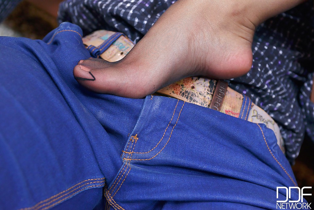 タイトなパンストを履いたティーンの可愛い子、テイラー・サンズが足を舐められる
 #50909727