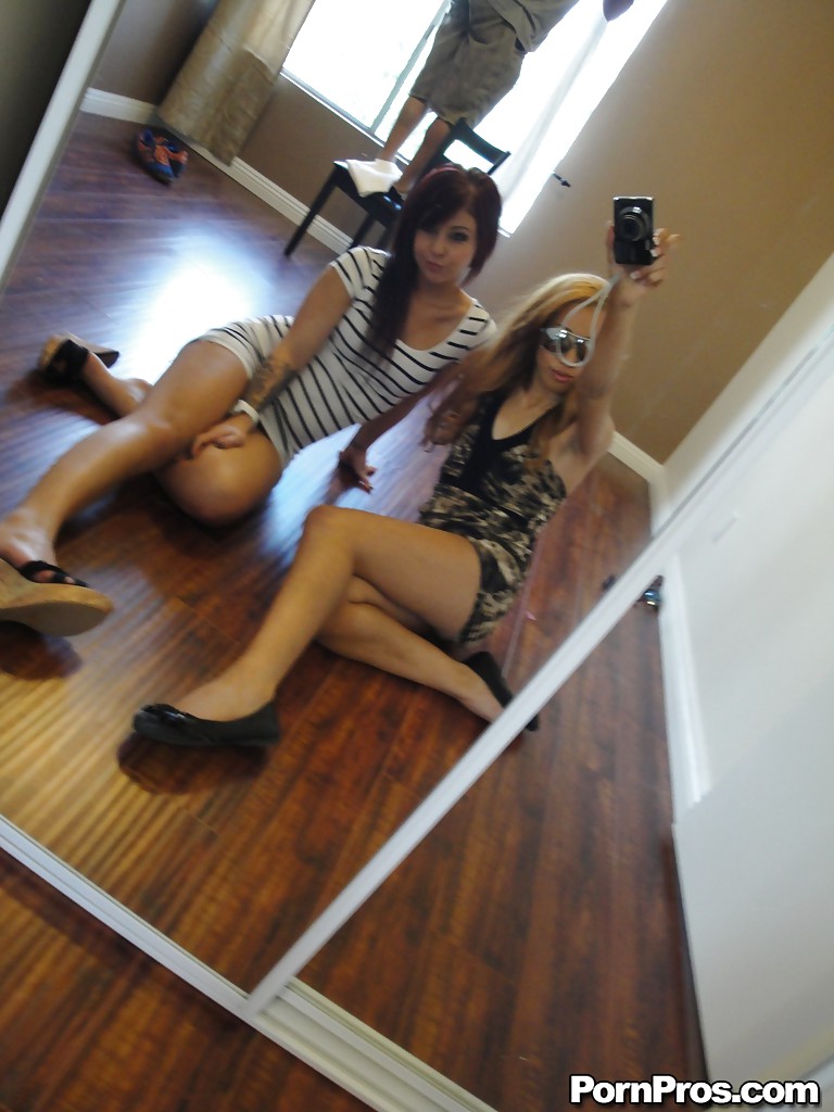 Lesbiennes aux fesses fermes madelyn monroe et chole starr prennent des selfies devant le miroir
 #51815349