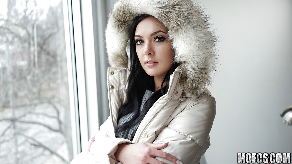 Tätowierte Möchtegern-Marley Brinx teilt ihre gute Laune mit allen
 #54924673