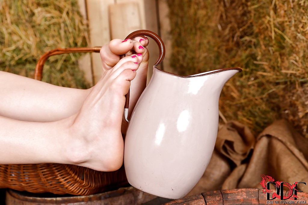 Schön gekleidet babe lola taylor reibt ihre Ferse an ihrem rosa snatch
 #54803279