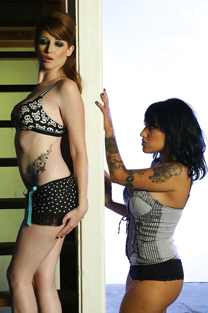 Lesbianas tatuadas y calientes que se lamen el coño y se hacen la tijera
 #51165706