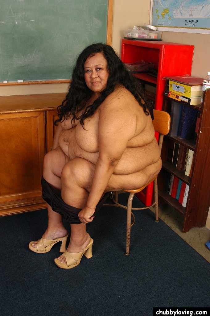 Debrina, enseignante ssbbw, laisse libre cours à ses gros nichons dans la salle de classe.
 #52124598