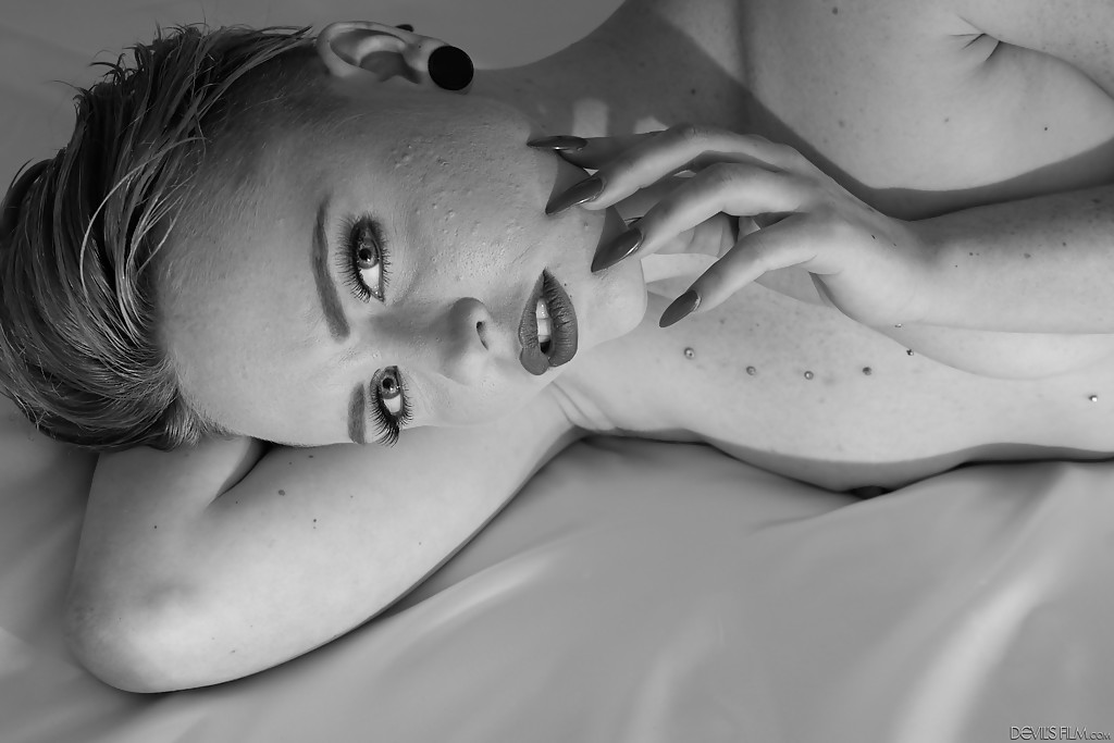 Nena anticuada con tetas diminutas miley mae jugando con el coño
 #55022917