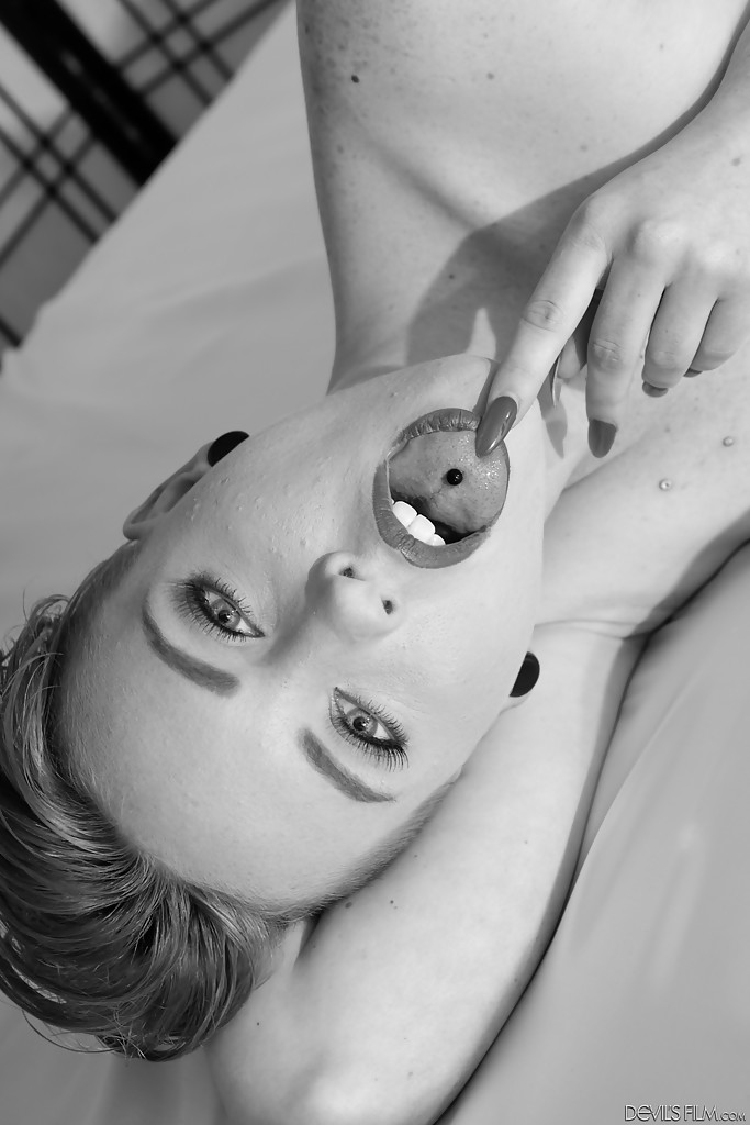 Nena anticuada con tetas diminutas miley mae jugando con el coño
 #55022958