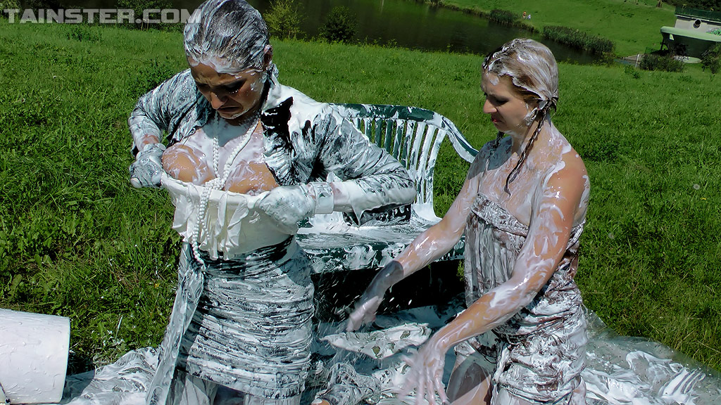 Des fashionistas entièrement vêtues s'amusent en plein air, de manière désordonnée et gluante.
 #53981437