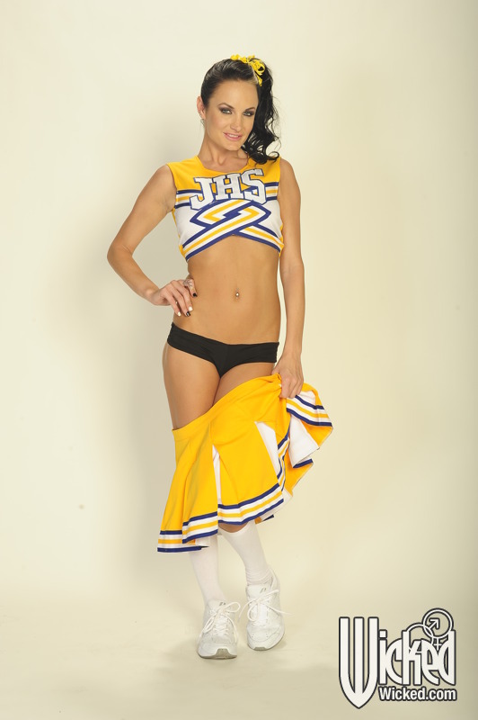 Busty babe alektra blu si toglie l'uniforme cheerleader per mostrare la figa
 #50305586