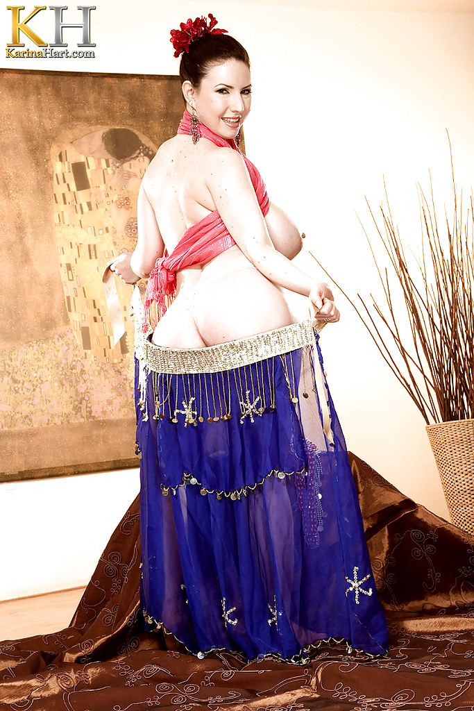 La bailarina del vientre karina hart mostrando las tetas gordas y desliza el consolador en su coño
 #54435617