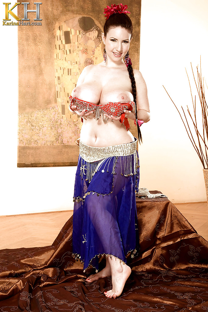 La danseuse du ventre karina hart exhibe ses gros seins et fait glisser un gode dans sa chatte.
 #54435706