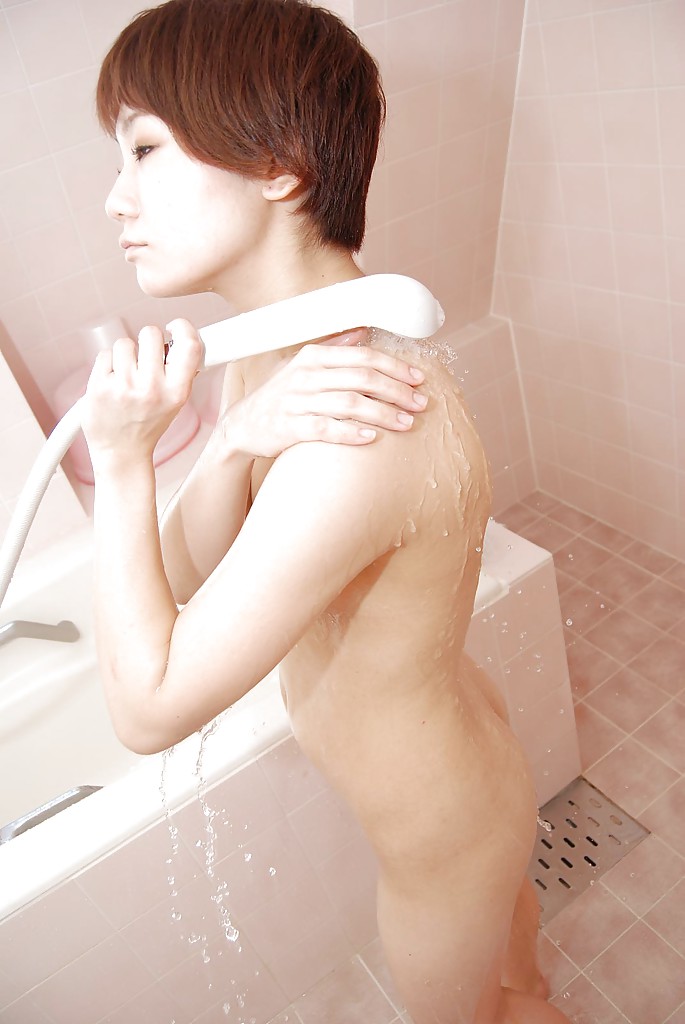 Kurzhaarige asiatische Teenie mit haariger Fotze Hiraku Nakatani unter der Dusche
 #50069068