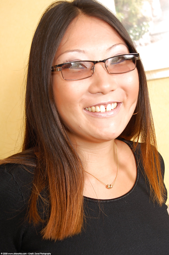 Primer plano de miki, asiática debutante con gafas, mostrando su ropa interior
 #50333975