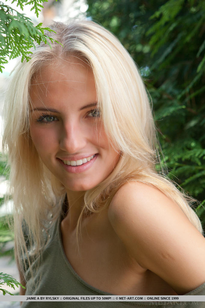 Junge blonde Frau Jaime A zieht sich aus und modelliert nackt im Freien
 #51421351