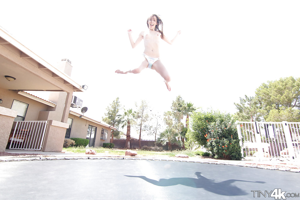 Lola hunter, una ragazza con le gambe lunghe, posa all'aperto accanto alla piscina in bikini
 #51277638